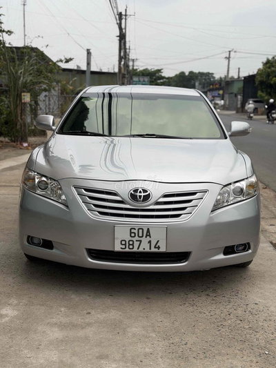 Toyota Camry màu Bạc