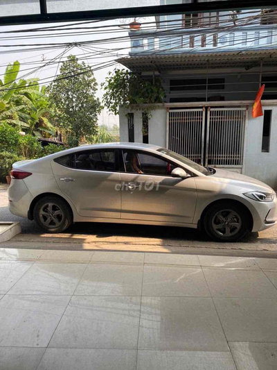 Hyundai Elantra 2016 Bạc MT