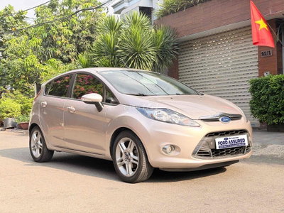 Ford Fiesta 2012 gia đình trùm mền