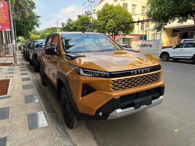 Toyota Hilux 2.8AT 4x2 Vàng đồng