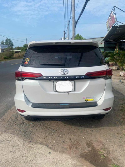 Toyota Fortuner Trắng