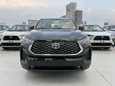 Toyota Innova Cross 2.0V Đen