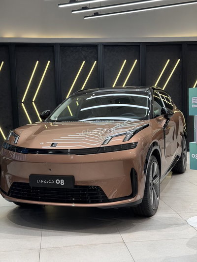 Lynk & Co 08 PRO Hybrid Vàng Đồng