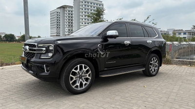 Everest Titanium 4x4 cuối 2022 Đen nhập Thái