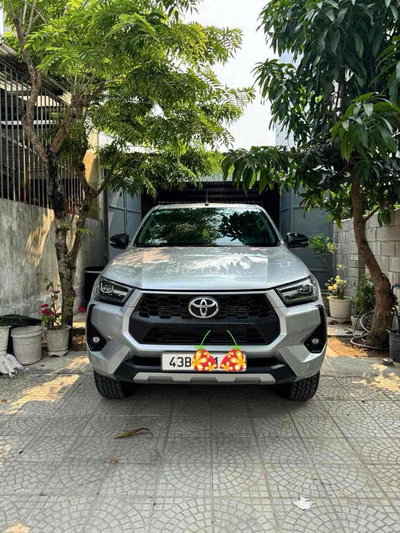 Toyota Hilux 2025 2.4 AT 6.500 km Bạc
