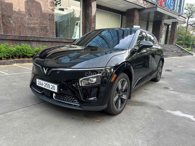 VinFast VF7 eco 2025