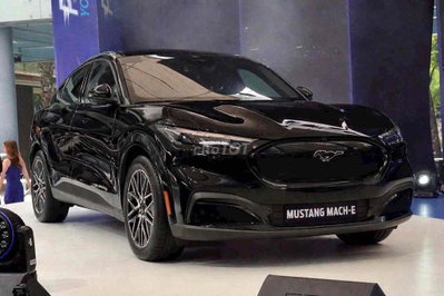 Xe điện Ford Mustang Mach E Đen