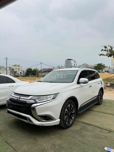 Mitsubishi Outlander 7 chỗ Trắng