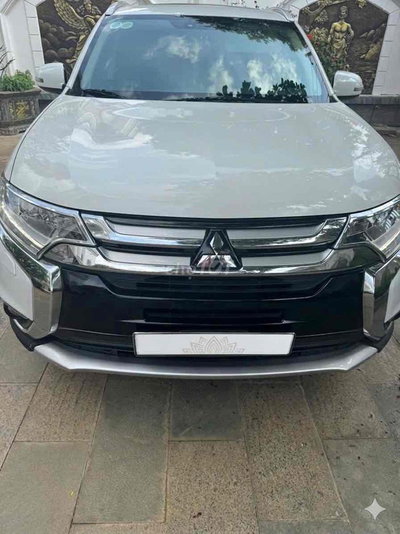 Mitsubishi Outlander 2019 Trắng