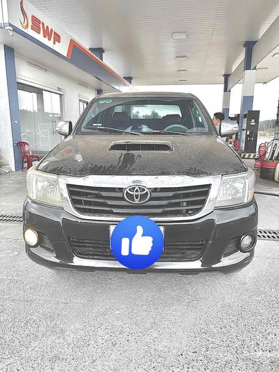 Toyota Hilux Đen Số sàn 2 cầu