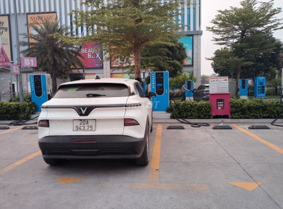 VinFast VF6 Eco trắng siêu lướt