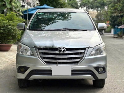 Toyota Innova E số sàn 2016 màu bạc xe đẹp