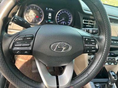 Hyundai Elantra 2022 2.0AT Trắng
