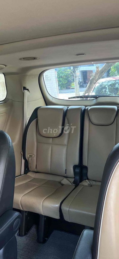 Kia Sedona 7 chỗ màu Nâu