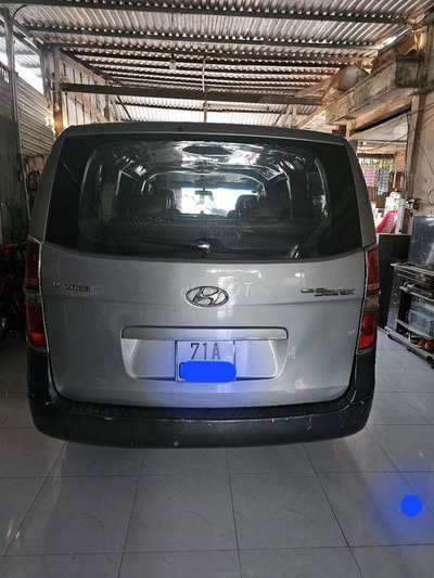 Hyundai Starex 9 chỗ Bạc