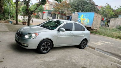 Hyundai Verna màu Bạc