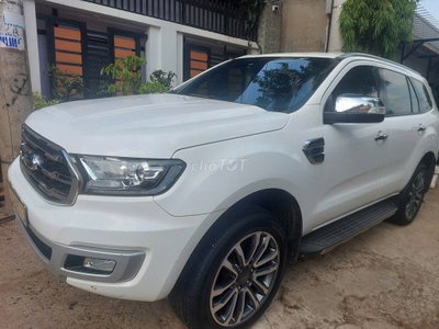 Ford Everest Titanium Trắng