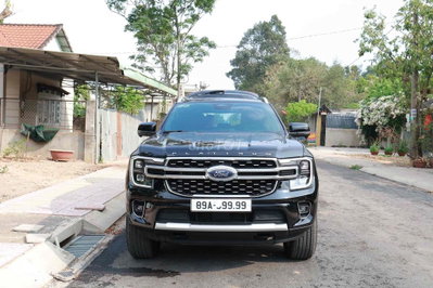 Ford Everest 2025 Platinum 1.8 vạn km Đen
