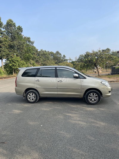 Toyota Innova Vàng cát 7 chỗ