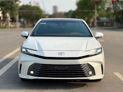 Toyota Camry 2.5 HEV Top 2025 lướt 10.000km