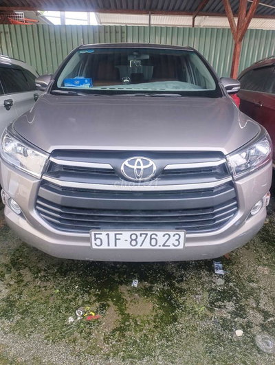 Toyota Innova 7 chỗ màu Nâu