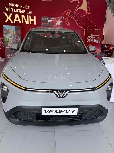 VinFast MPV 7 chỗ màu Xám