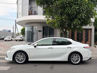 Toyota Camry 2.5Q màu Trắng