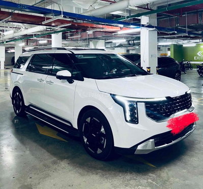Kia Carnival Trắng 7 chỗ 32.555 km
