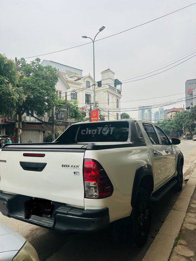 Toyota Hilux Trắng 2021 AT