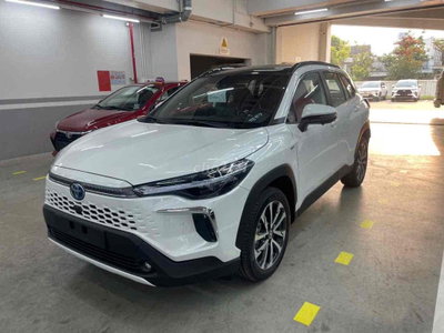 Corola Cross Hybrid Trắng 6000 km