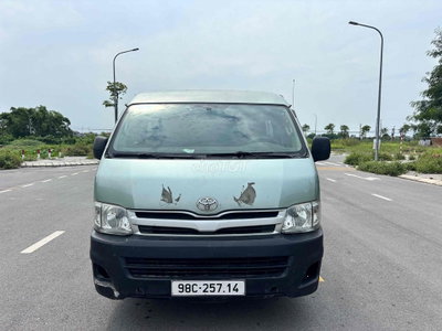 Toyota Hiace 2011 van 6 chỗ máy xăng