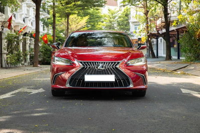 Lexus ES250 2024 Đỏ siêu lướt 20.000 km