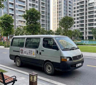 Toyota Hiace Cá mập Bạc
