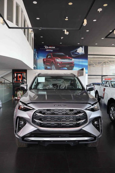 Isuzu MU-X 7 chỗ màu Bạc