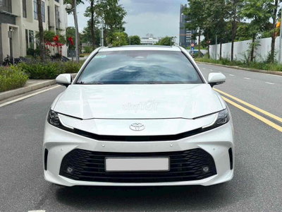 Toyota Camry 2025 2.0Q Trắng Ngọc Trai 20000Km