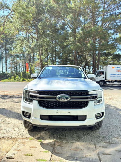 Ford Ranger XLS Trắng 2 cầu 2026