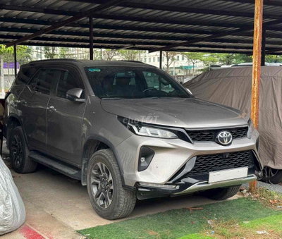 Toyota Fortuner Legender Dầu 27.000 km Xám