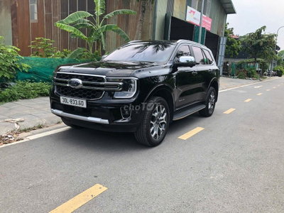 Ford Everest Titanium 4x2 2024 màu đen siêu lướt
