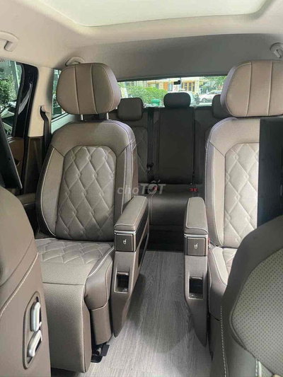 Volkswagen Viloran Đen 7 chỗ