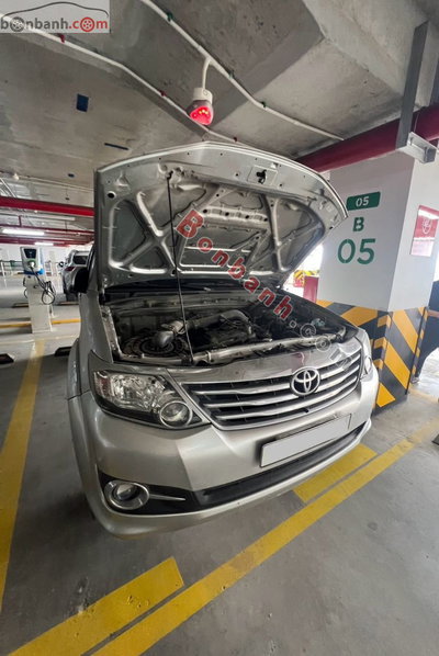 Xe Toyota Fortuner 2.7V 4x2 AT 2015