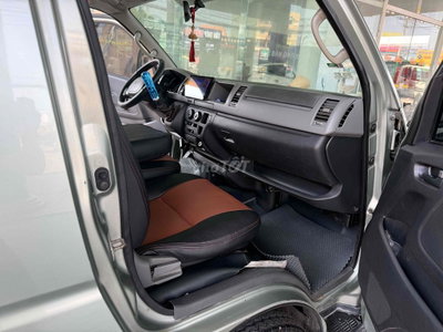 Toyota Hiace 6 chỗ Bạc
