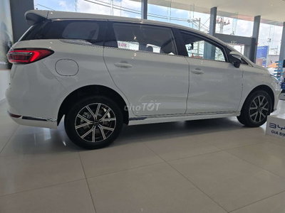 BYD M6 Trắng màn hình xoay 7 chỗ