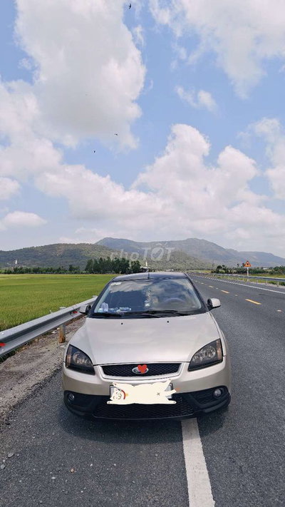 Ford Focus Vàng cát