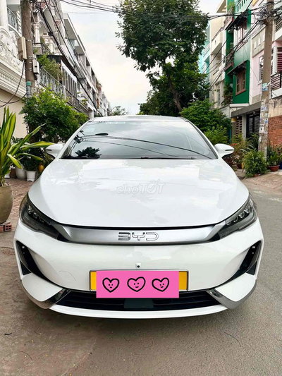 Xe điện BYD M6 màu Trắng