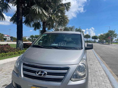 Hyundai Starex 216 màu Bạc