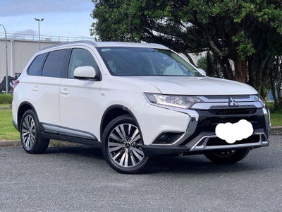 Mitsubishi Outlander Trắng 7 chỗ