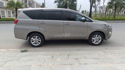 Toyota Innova 2019 màu đồng