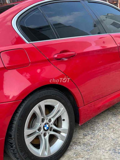 BMW 320i màu Đỏ