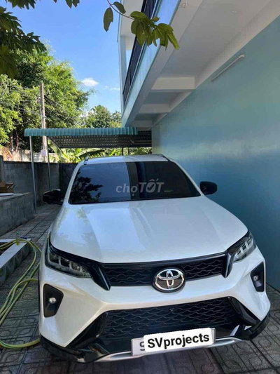 Toyota Fortuner Legender Trắng 7 chỗ