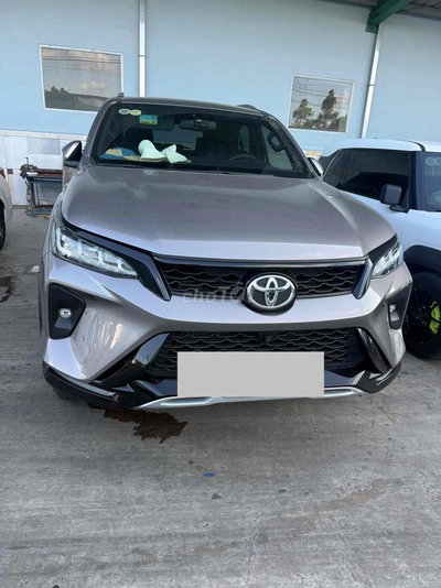 Toyota Fortuner 7 chỗ màu Đồng
